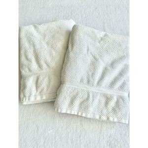 Set of two threshold white bath towels - target - used￼